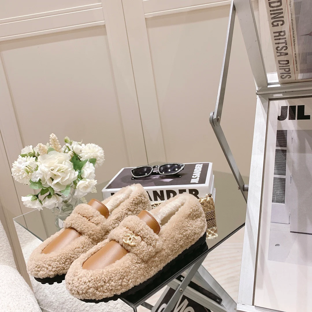 Весенняя коллекция Chanel 2022 — Балетки из овечьей шерсти в стиле пэчворк — Коричневые