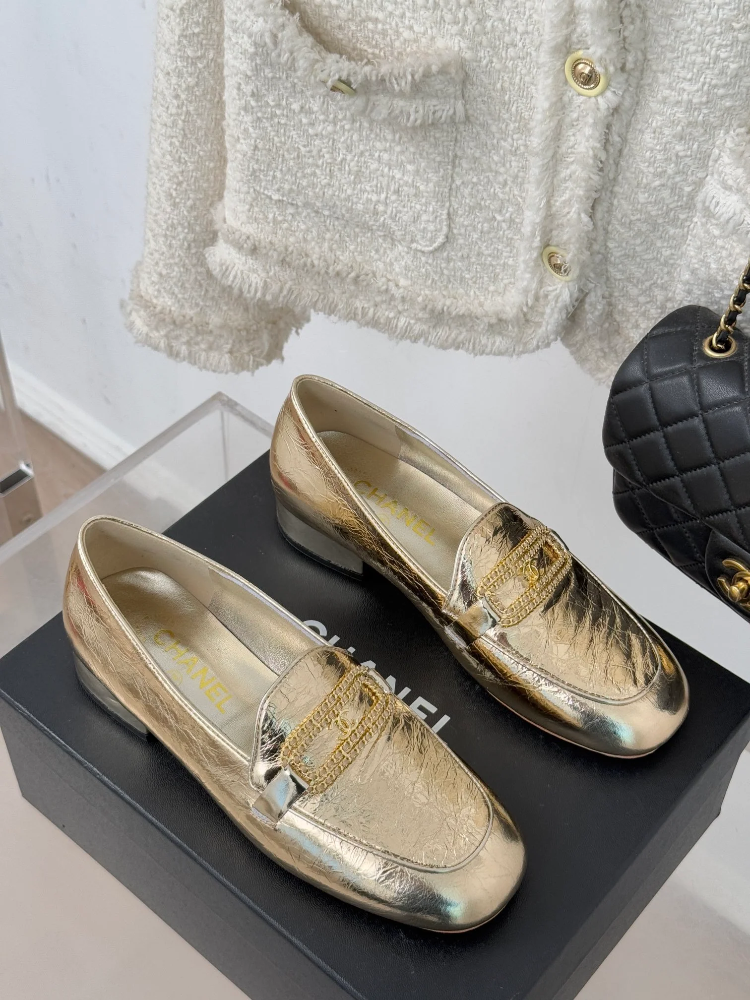 Лоферы Chanel 2024 с двойной цепочкой и пряжкой - золотистые