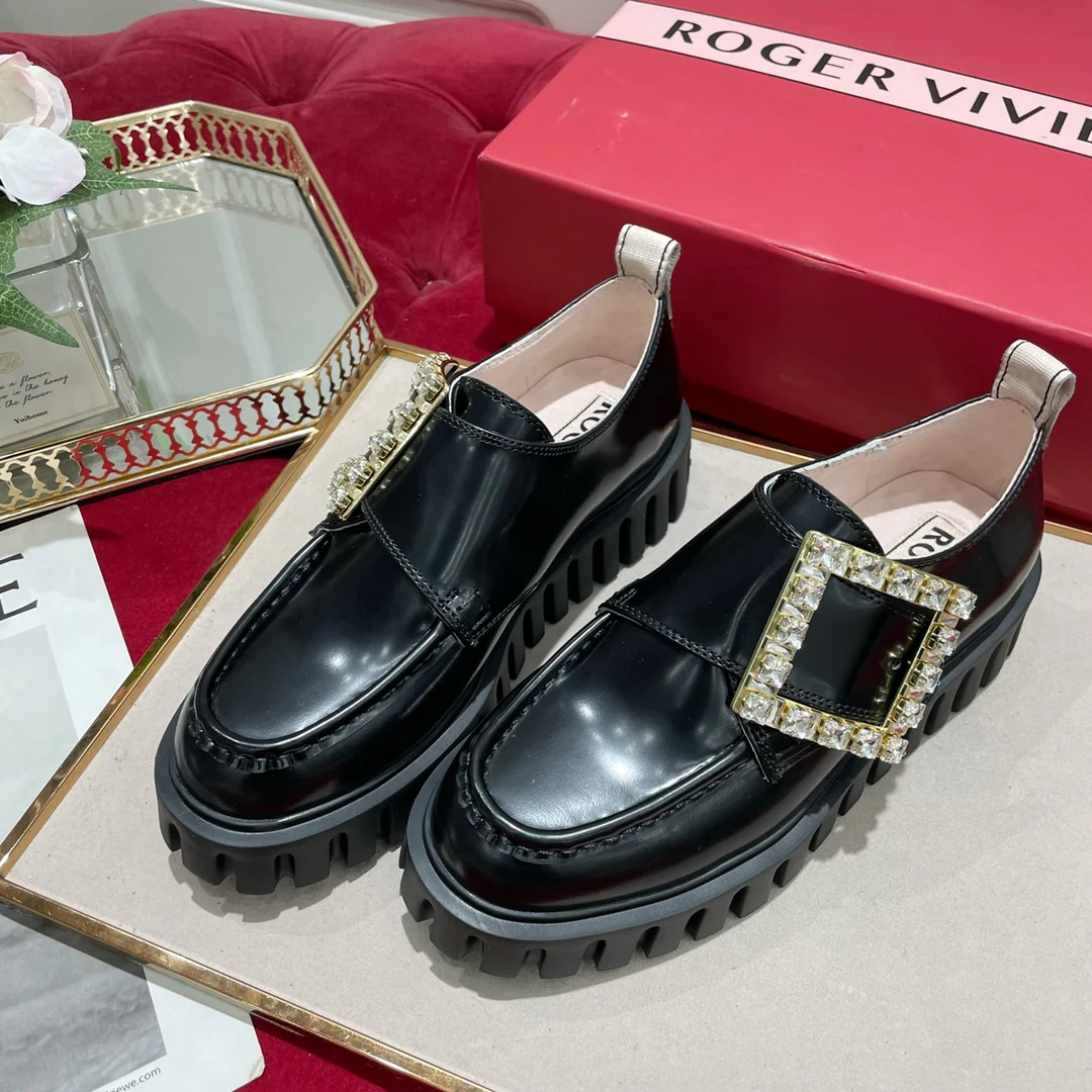 Лоферы из лакированной кожи с пряжками