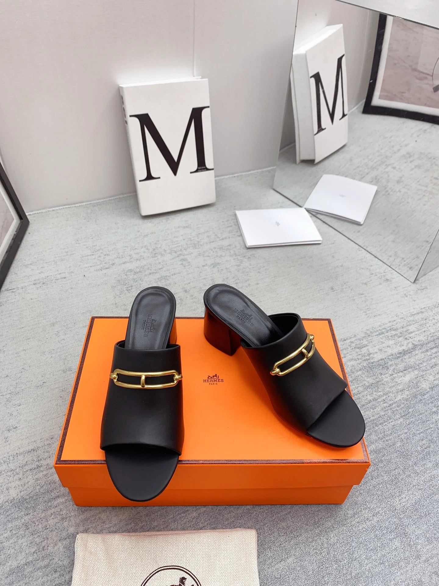 Новинка сезона весна/лето 2022 от Hermes - Высококачественные сандалии на массивном каблуке - 1