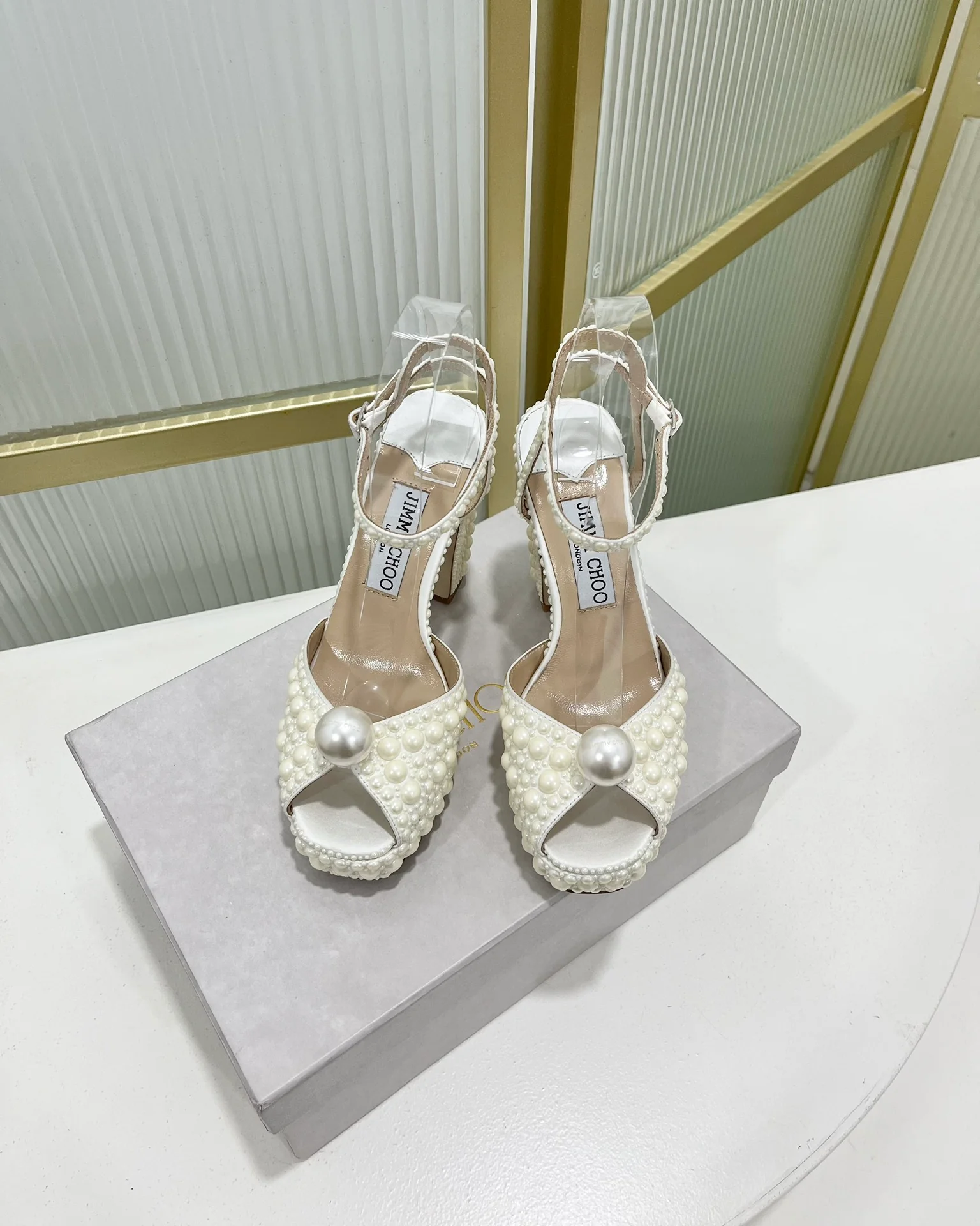 Сандалии на высоком массивном каблуке Jimmy Retro Pearl Series - белые.