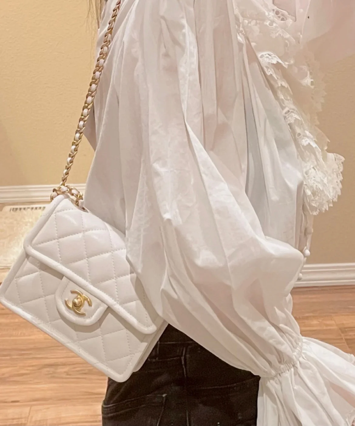 Маленькая булочка из тофу Chanel - белая