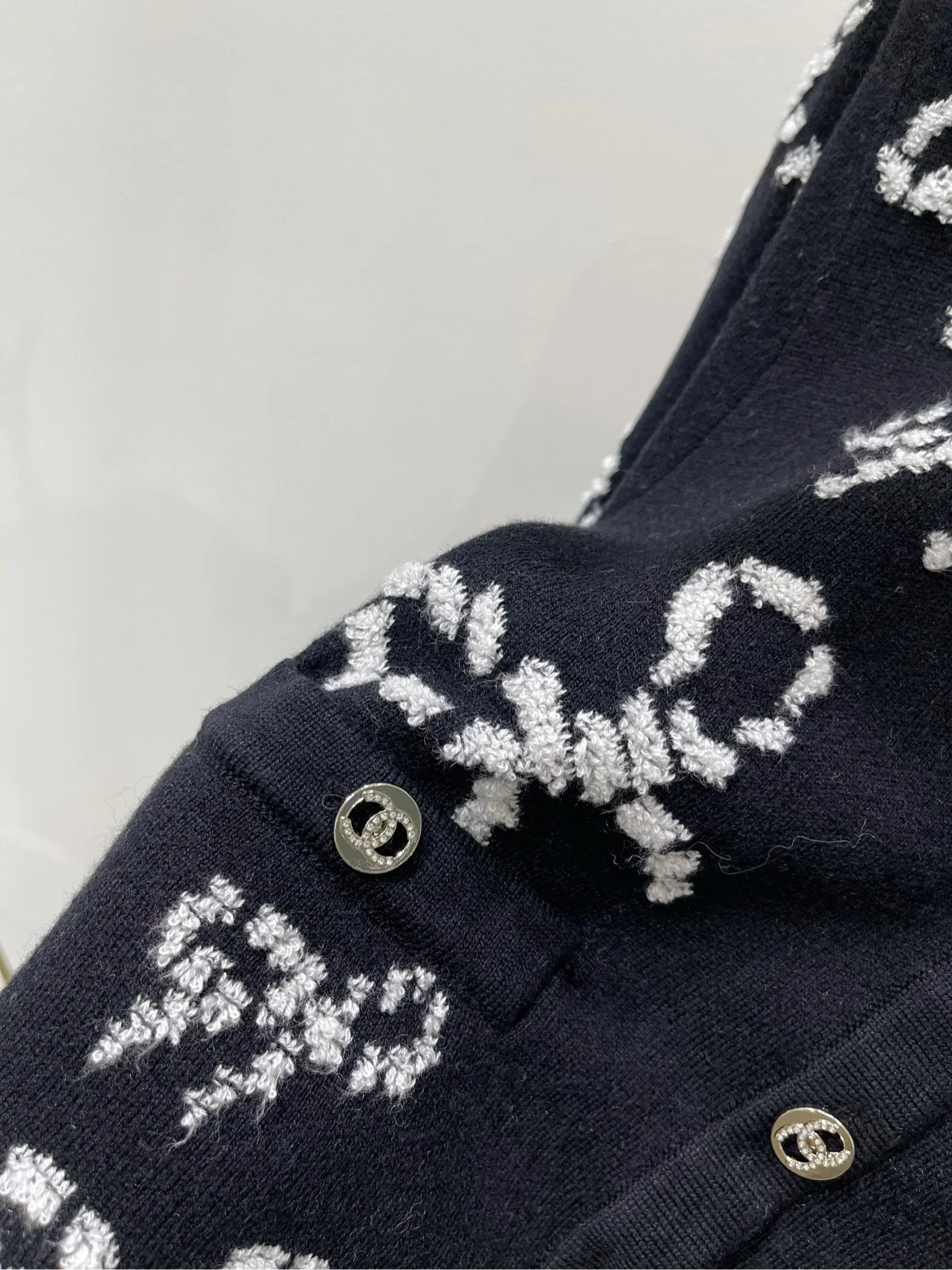 Chanel 2403 - Черный вязаный топ с короткими рукавами и бантом