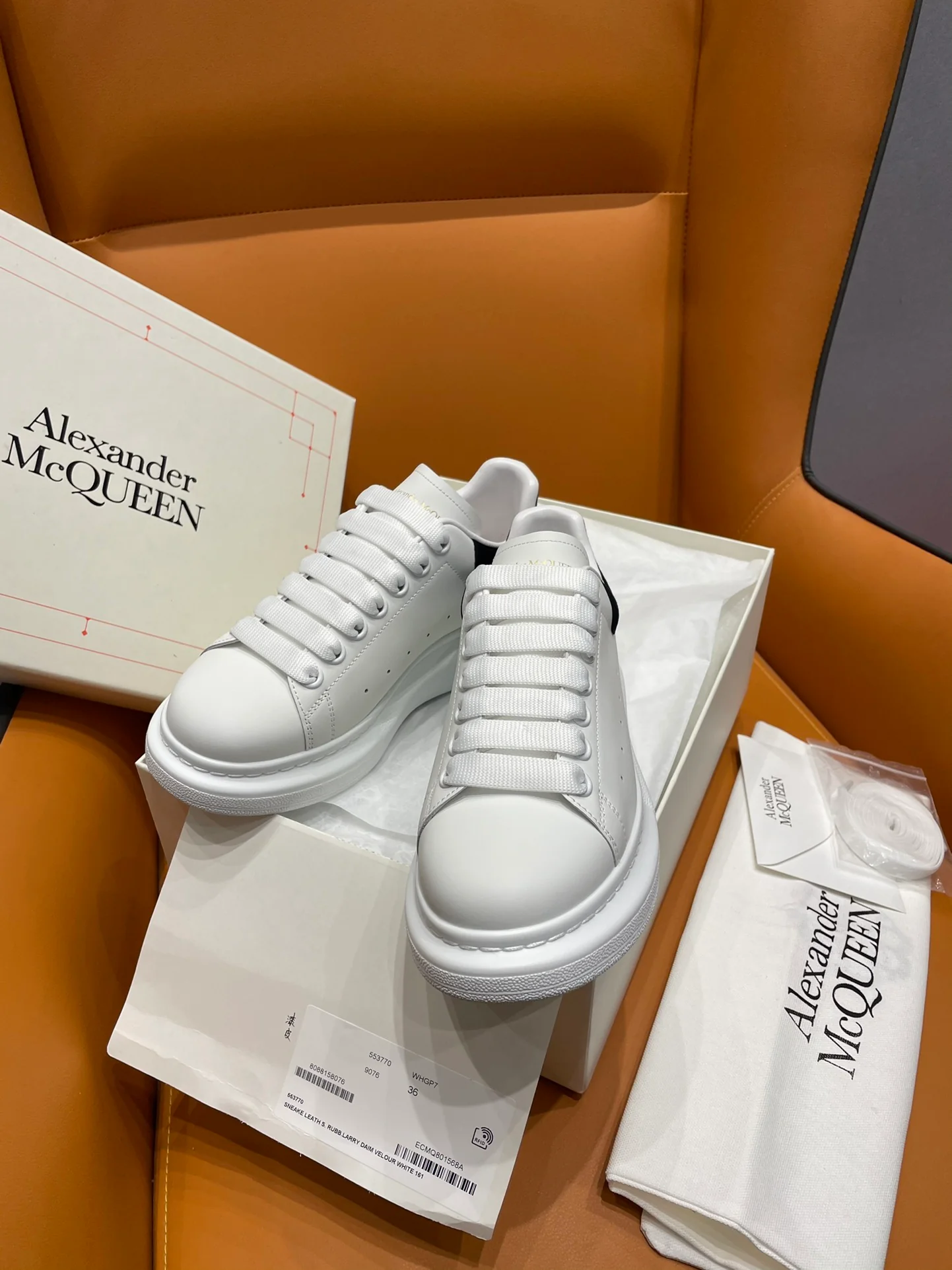 Классические белые кроссовки McQueen - Black Tail - 1