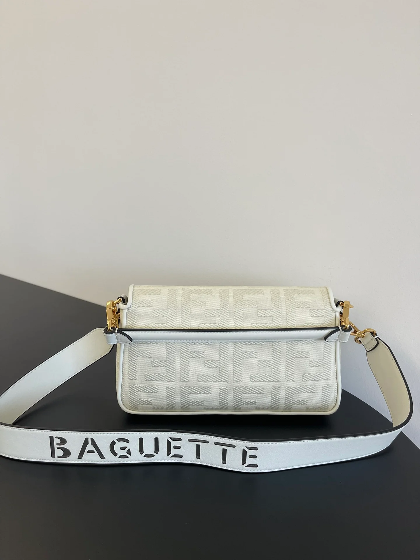 Сумка-багет Fendi с вышивкой - белая