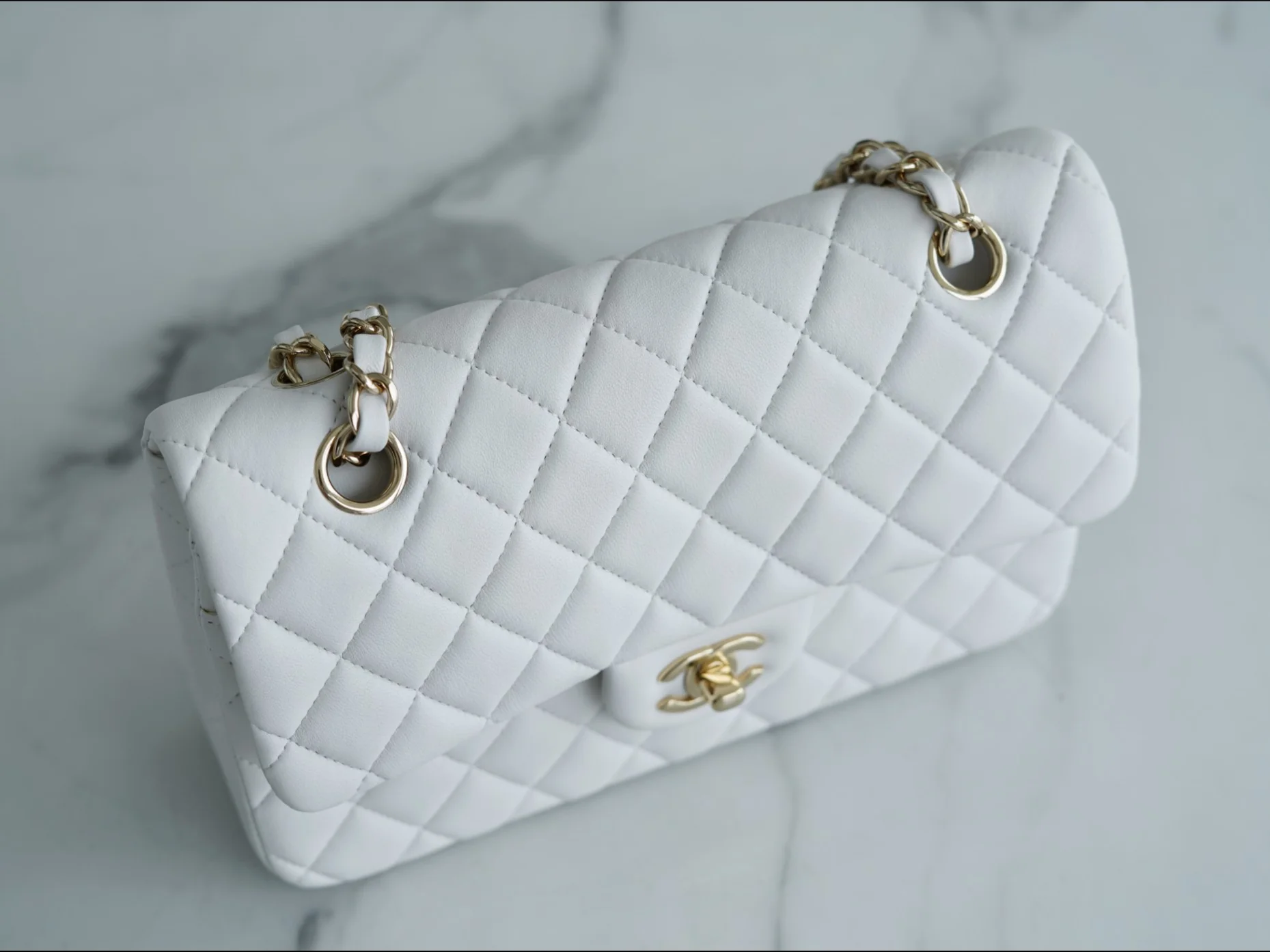 Классическая сумка Chanel с клапаном - белая.