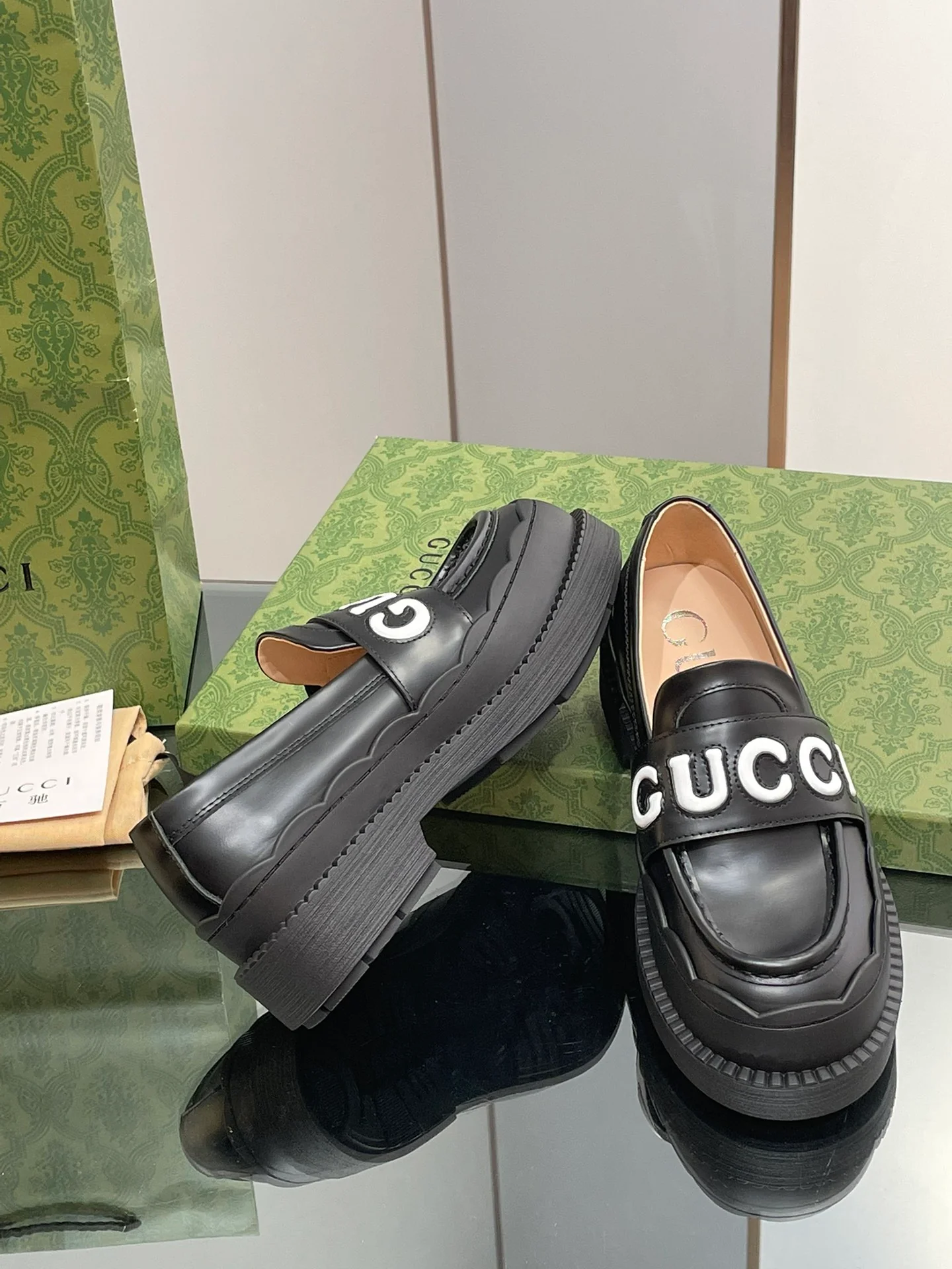 Новинка сезона осень/зима 2023 от Gucci - Лоферы с буквами - Черные