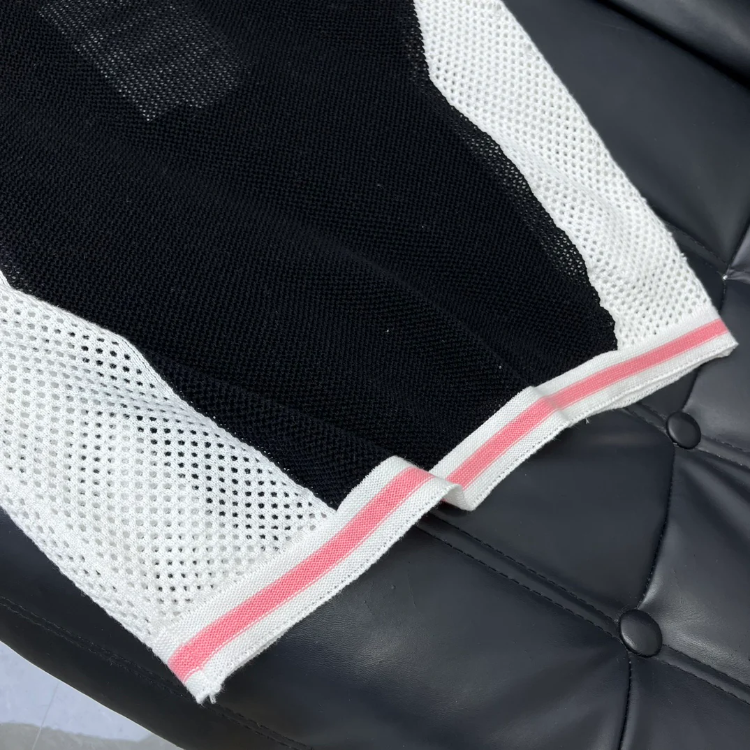 Chanel - 2403-24 Новинка: Жилет с вырезом на плечах