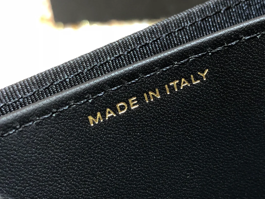 Винтажный кожаный двухслойный держатель для карт Chanel CC с антикварной фурнитурой.