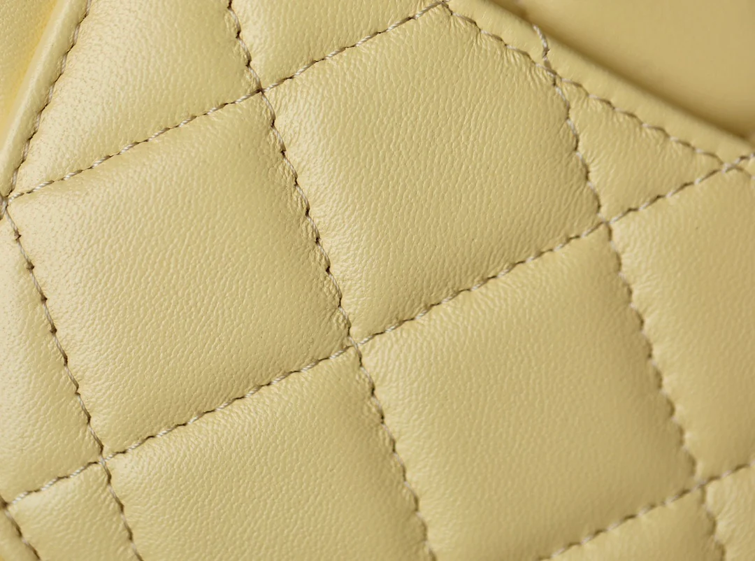 Chanel - Золотой шарик WOC - Овечья кожа - Маленький яичный желток