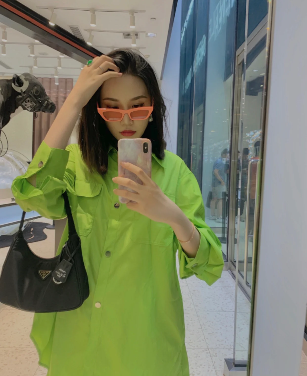 Нейлоновая сумка-хобо Prada, черная, на фото.