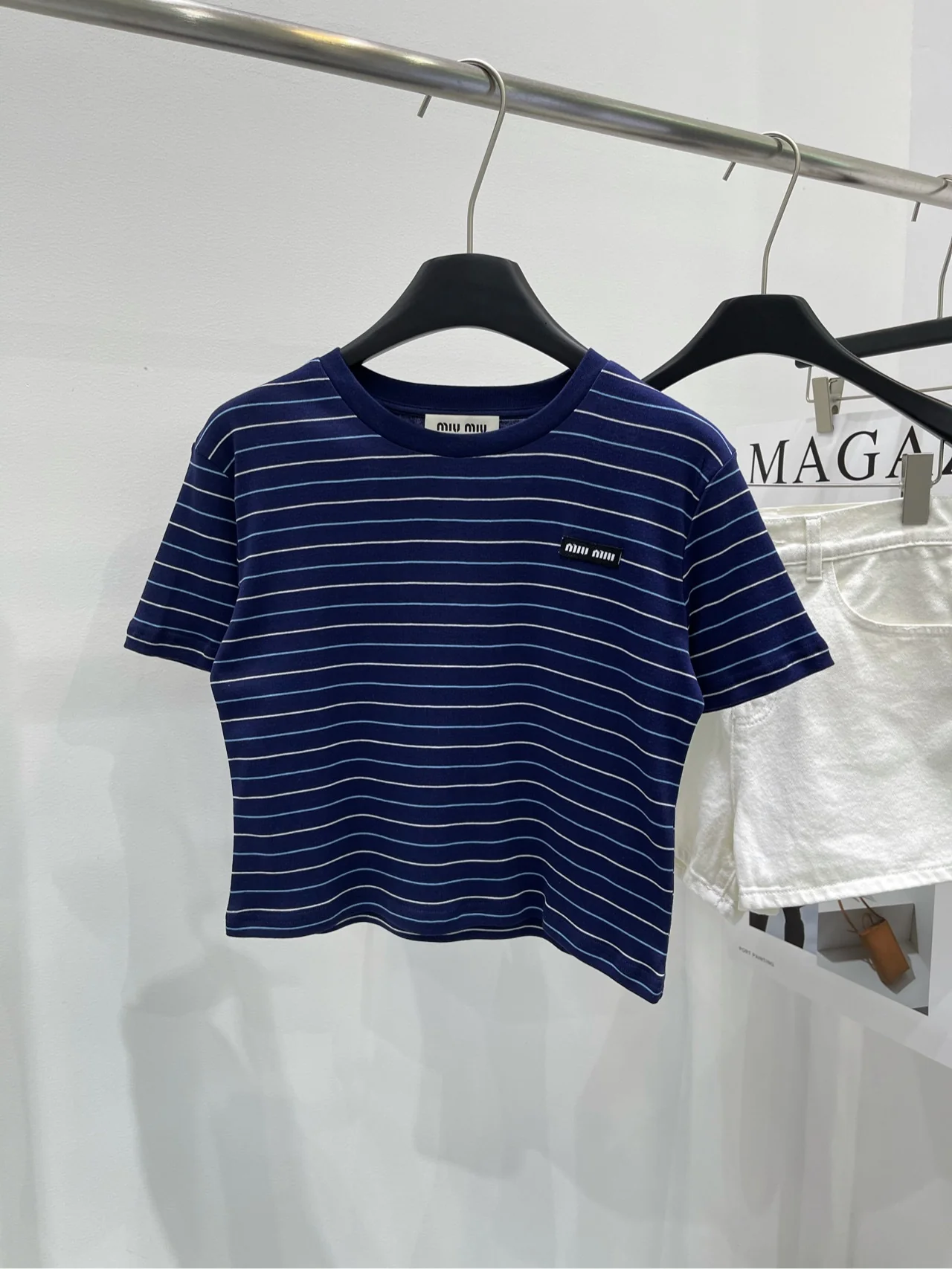 Miu Miu-2404 – Темно-синяя футболка с коротким рукавом и логотипом в тонкую полоску