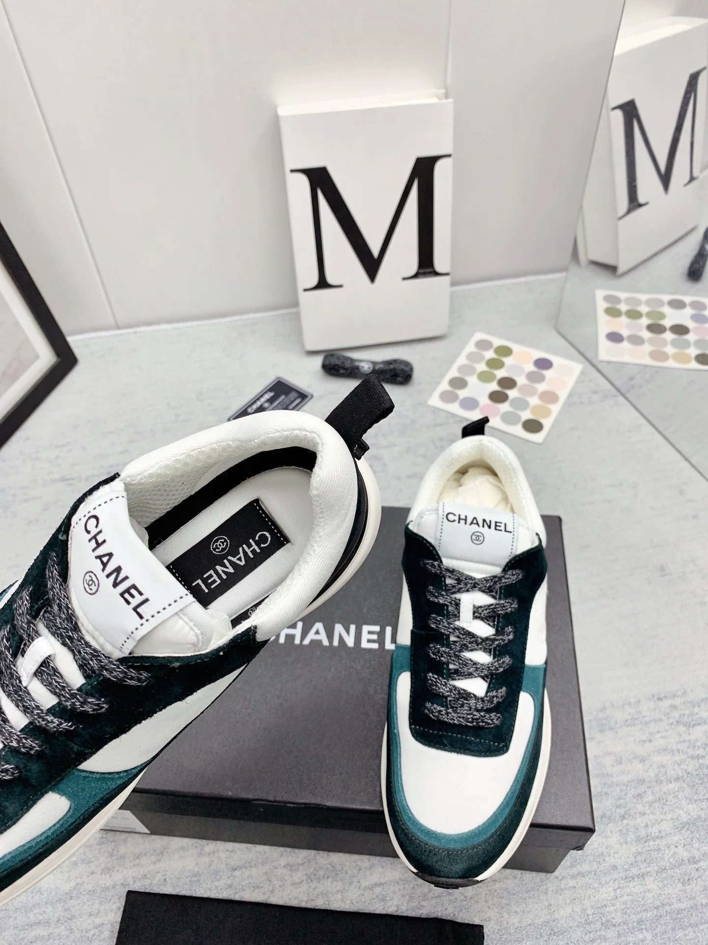 Chanel - Твидовые кроссовки в стиле пэчворк - Повседневные кроссовки - Черно-синие