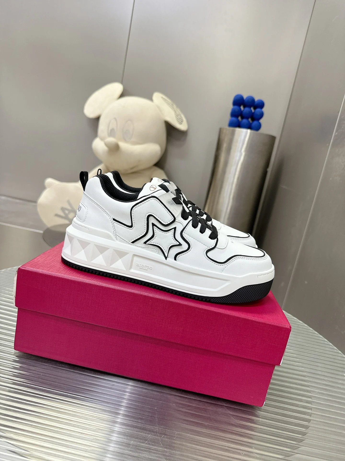 Низкие кроссовки Valentino 2024 — черные