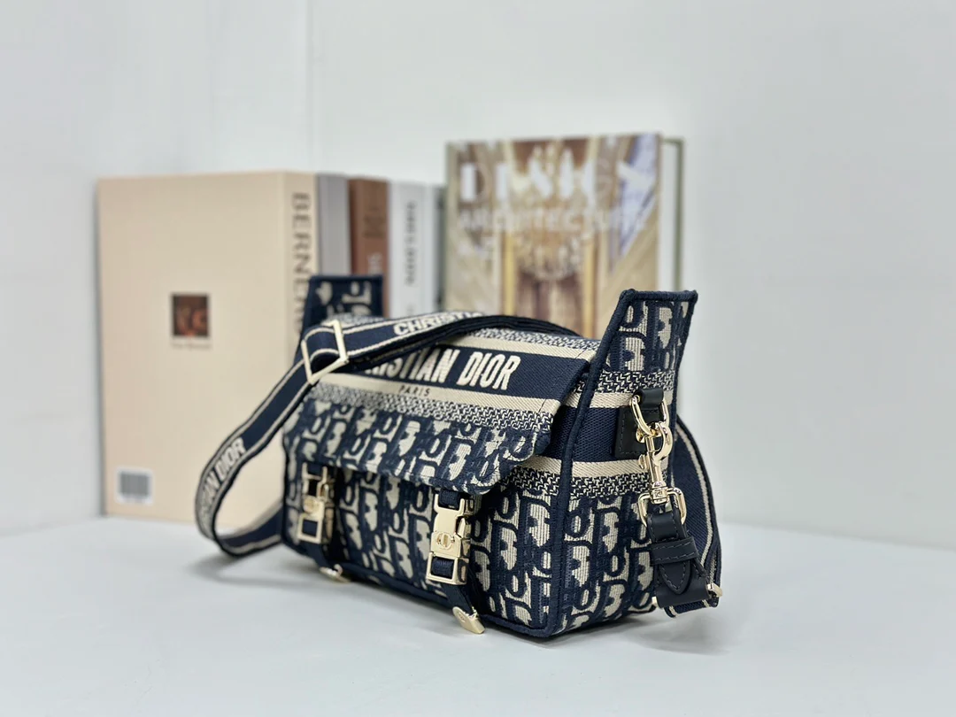 Маленькая сумка через плечо Dior Camp из монограммной канвы.