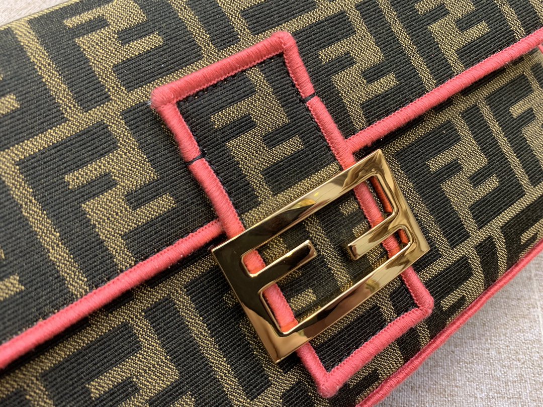 Сумка-багет Fendi Baguette средней длины с монограммой.