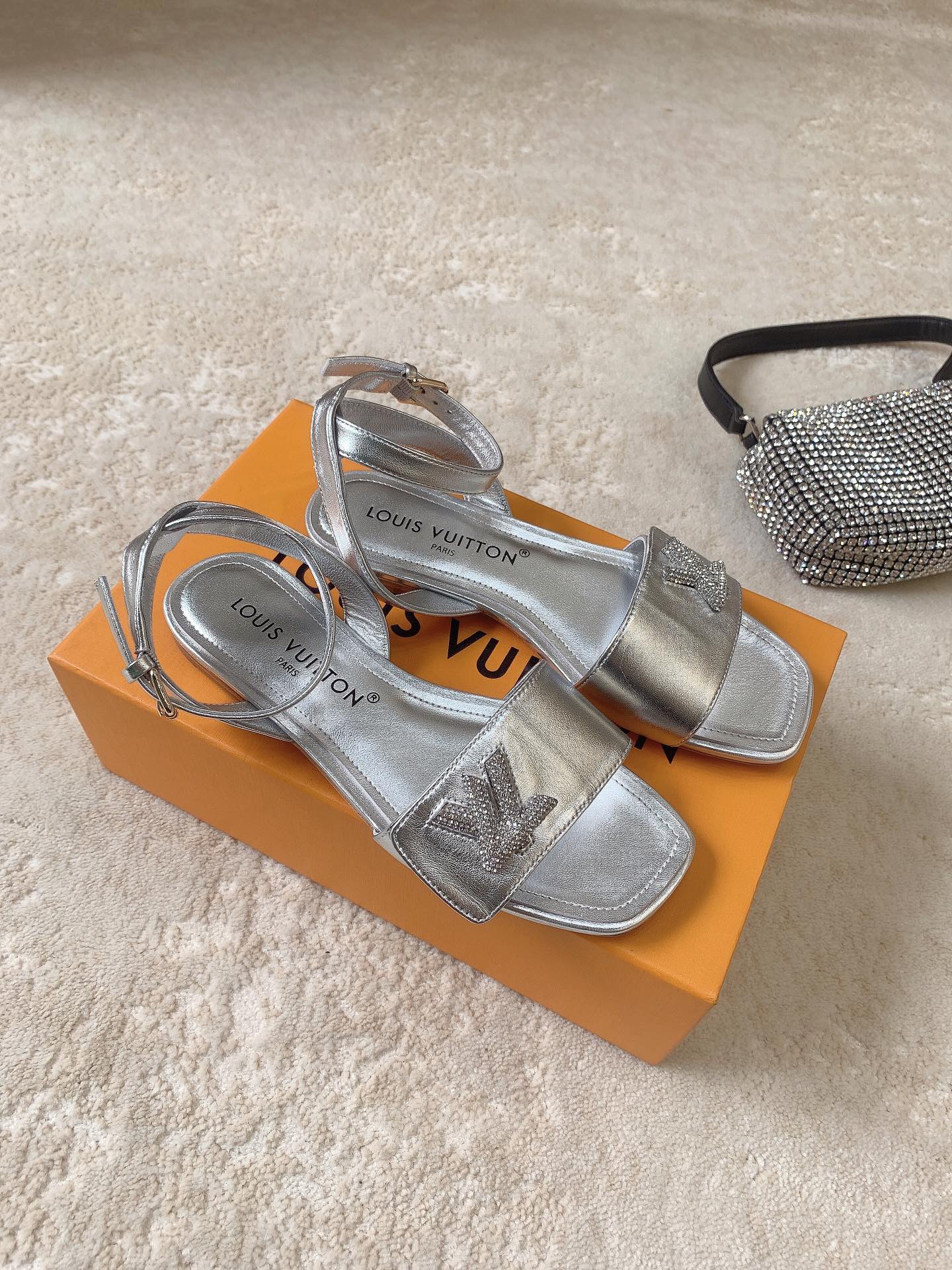 Новинка сезона весна/лето 2023 от LV - Сандалии на плоской подошве - Серебристые