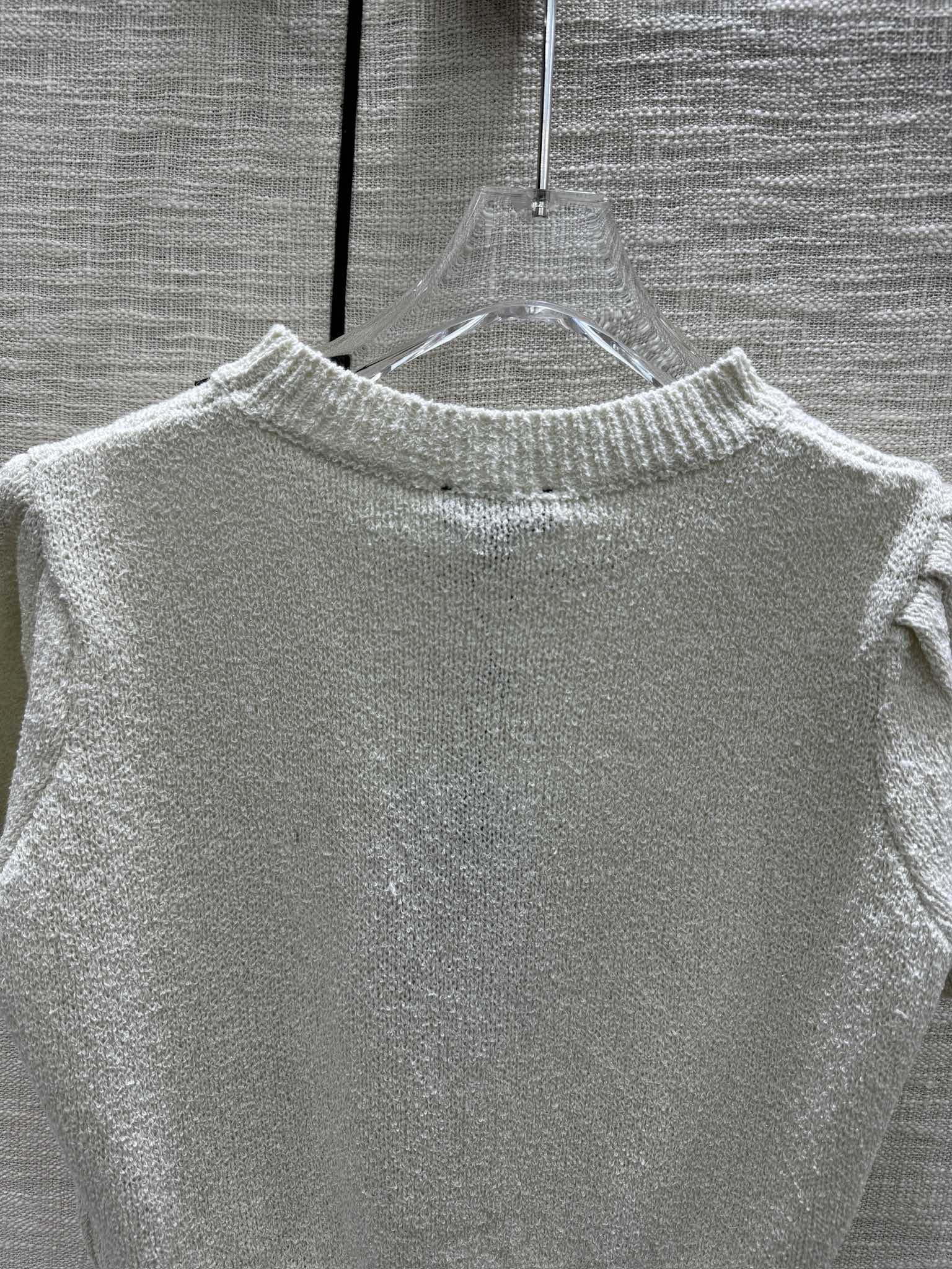 Белая трикотажная футболка Chanel 2403 с коротким рукавом и двойной буквой C.