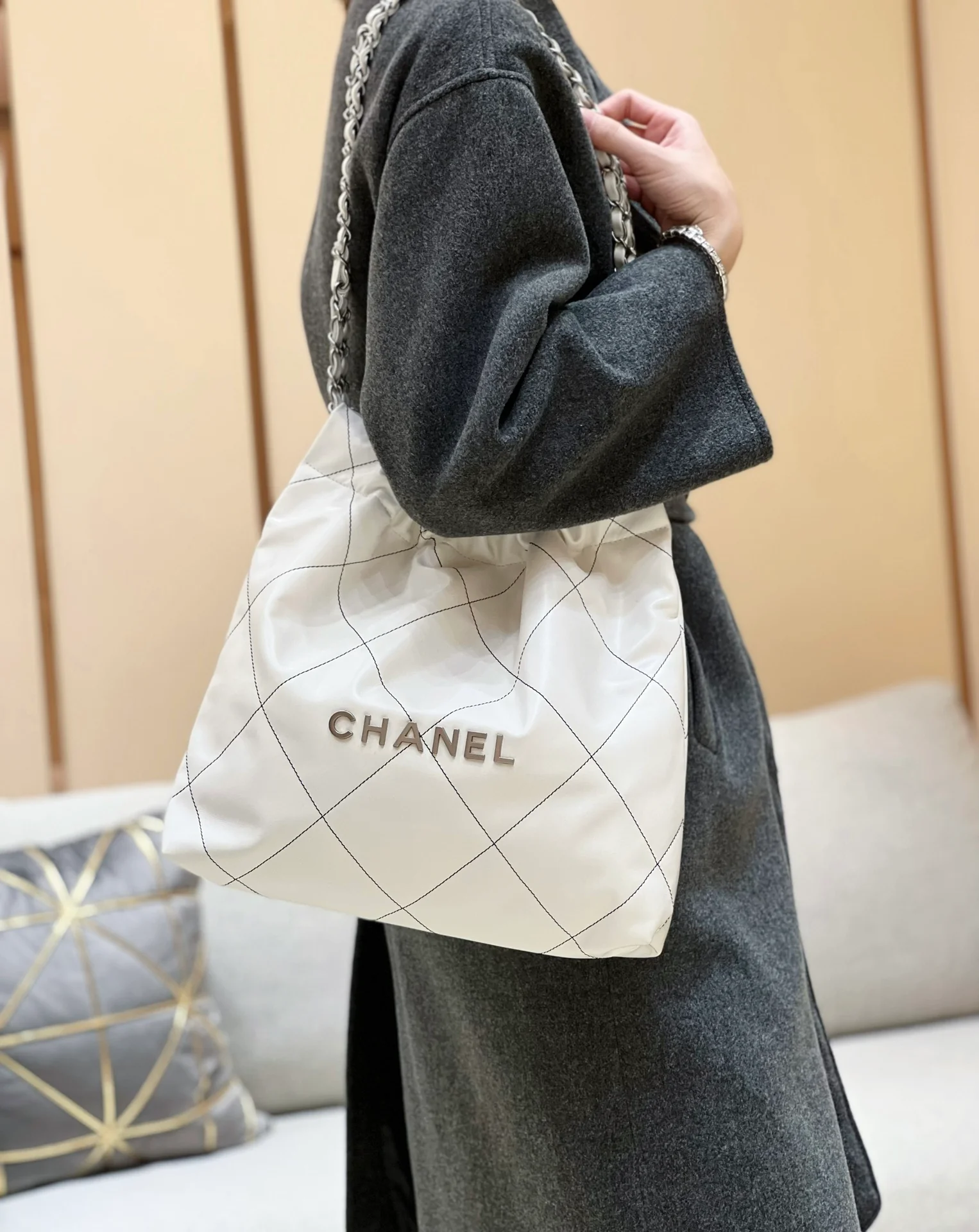 Сумка Chanel из круизной коллекции 2023 года - 22bag - Маленькая - Белая с черной строчкой - На фото сумка в носке.