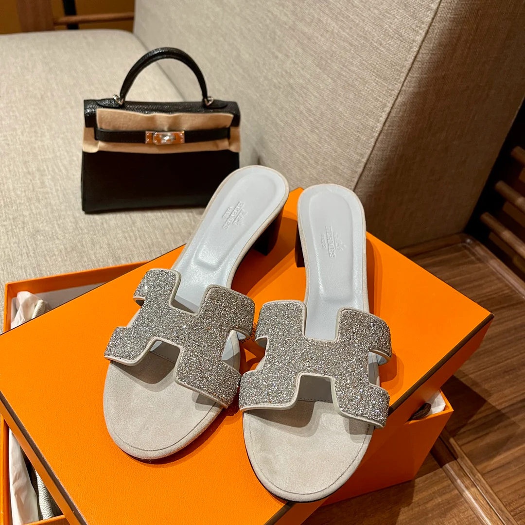 Босоножки Hermes-H на среднем каблуке с бриллиантовой гравировкой-1