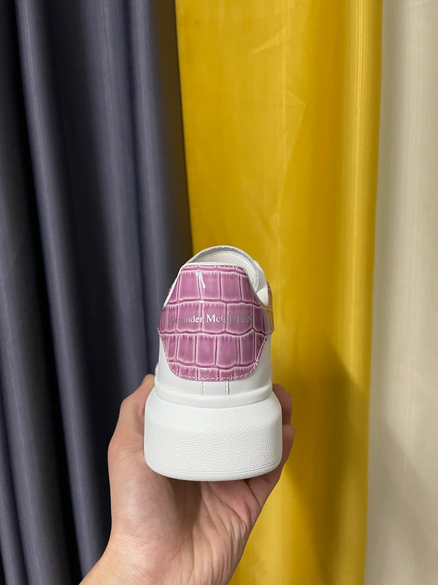 Классические белые кроссовки McQueen - унисекс - фиолетовая лакированная кожа с текстурой 