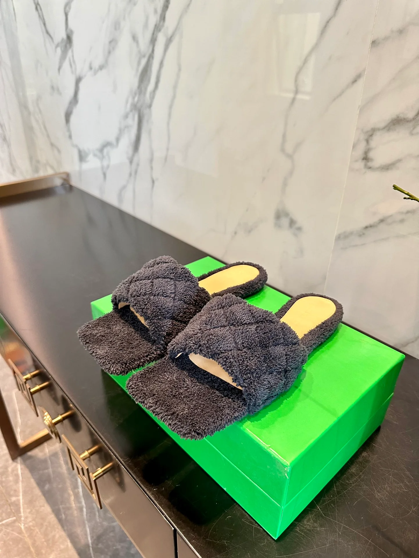 Новинка 2023 года от BV - Серия плюшевых тапочек - Черные