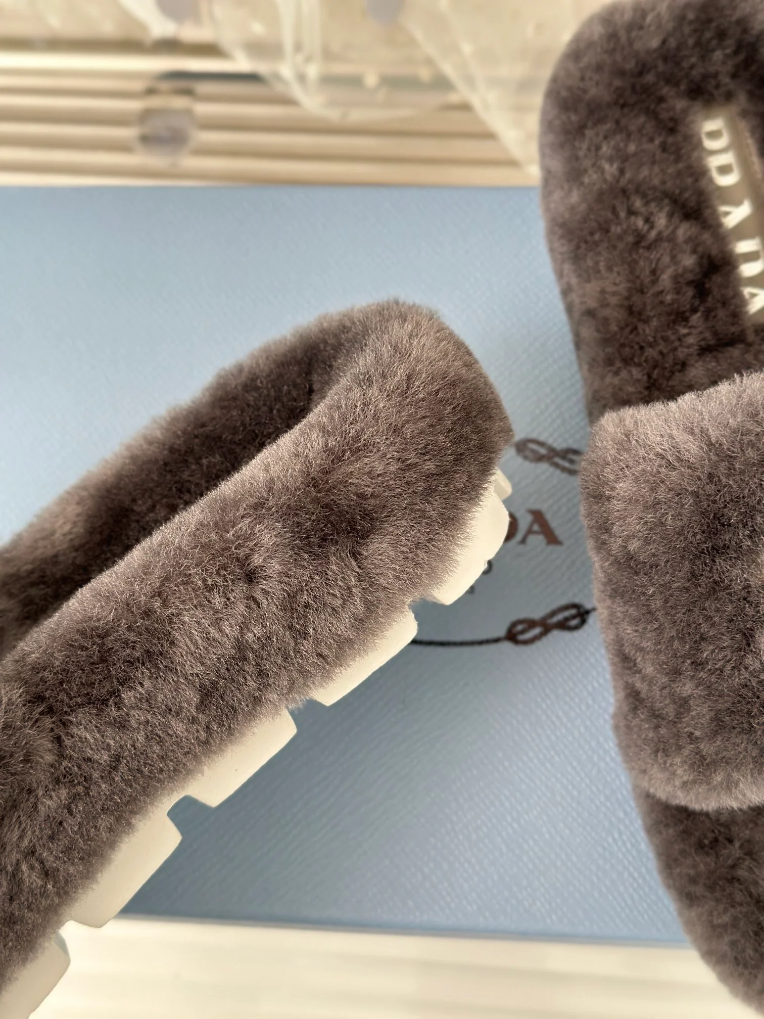 Новинка сезона осень/зима 2023 от Prada - Шерстяные тапочки - Железно-серый