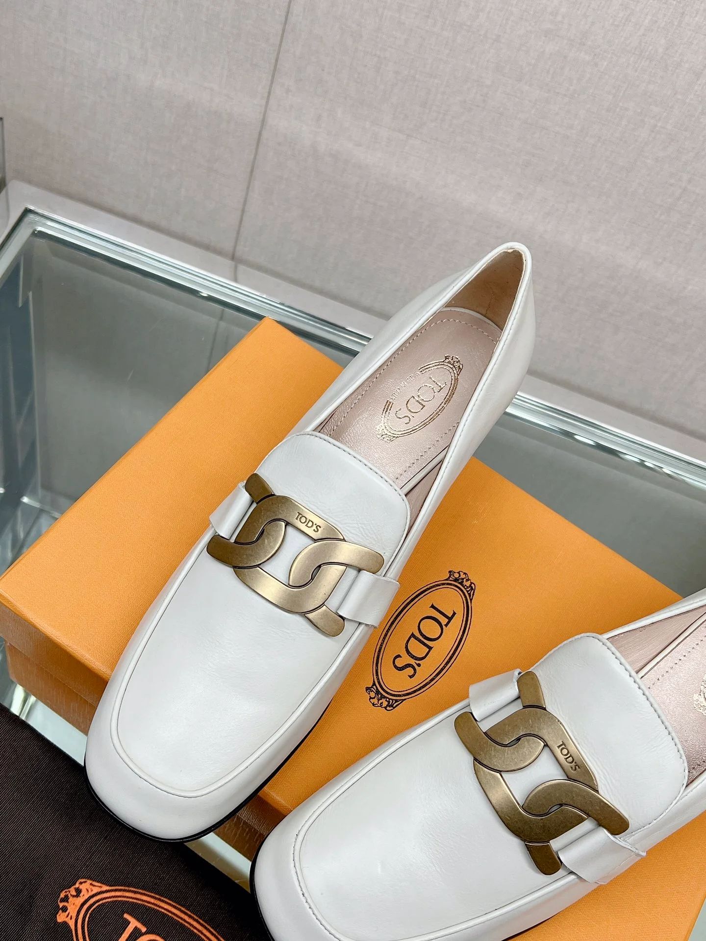 Весенняя коллекция Tods 2023 - Туфли на низком каблуке - Белые