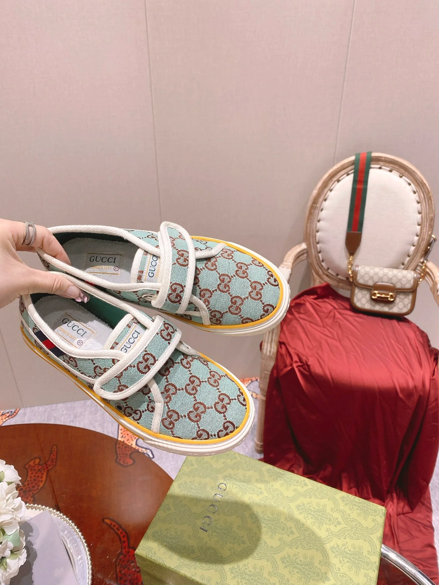 Классические лоферы Gucci 1977 года, серия - парусиновые, на липучках, синие.