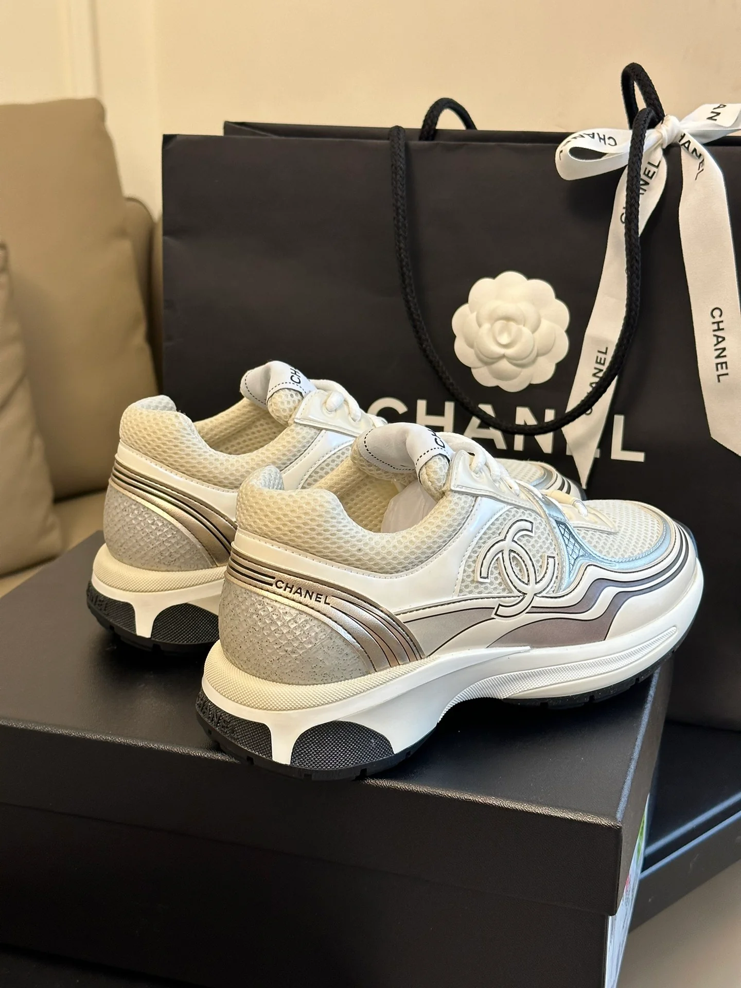 Новинка сезона осень/зима 2023 от Chanel - Кроссовки - Улучшенная версия - Золотистые и серебряные