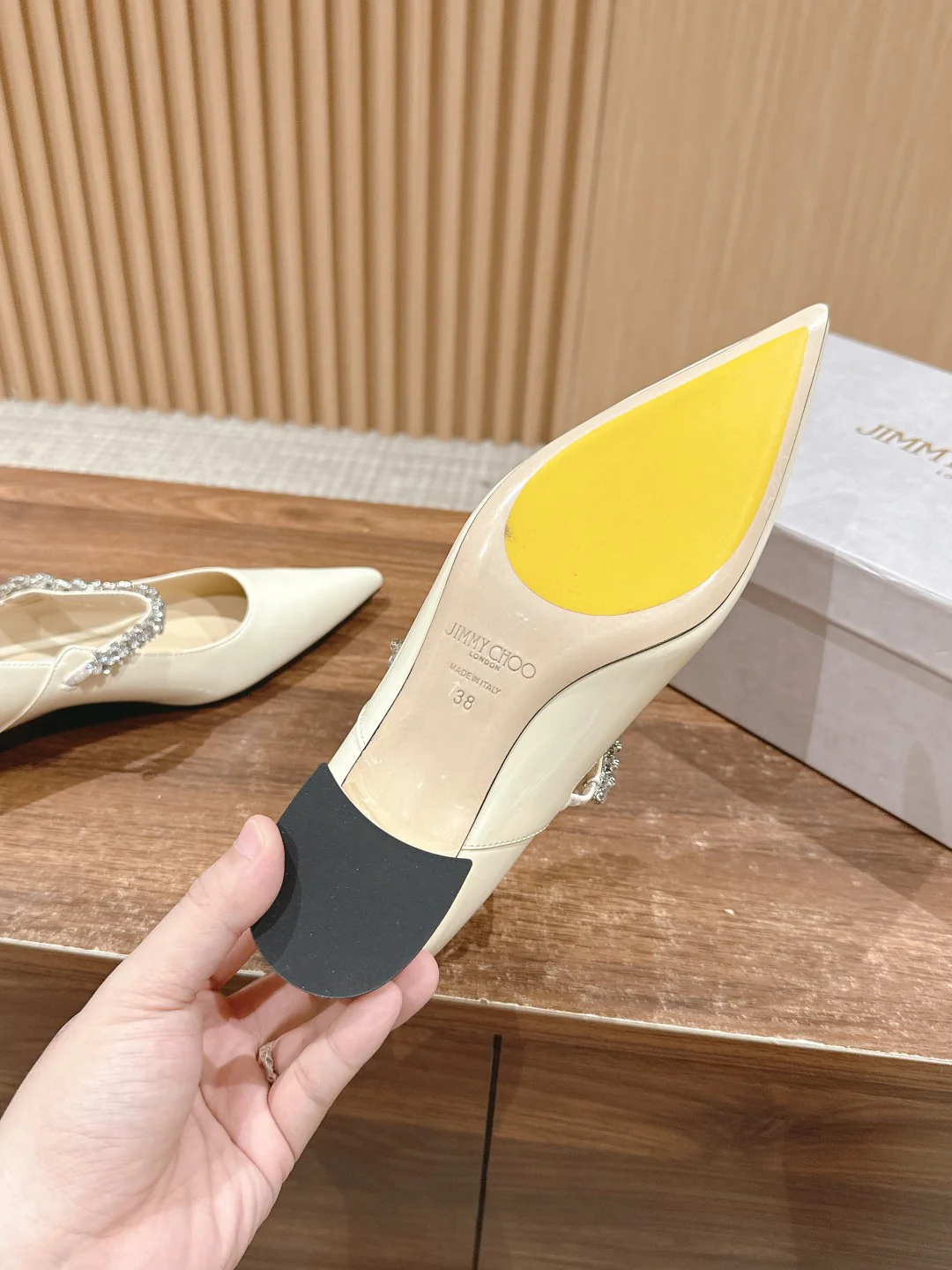 Туфли Jimmy Mary Jane с хрустальным колье на одной лямке — белые.