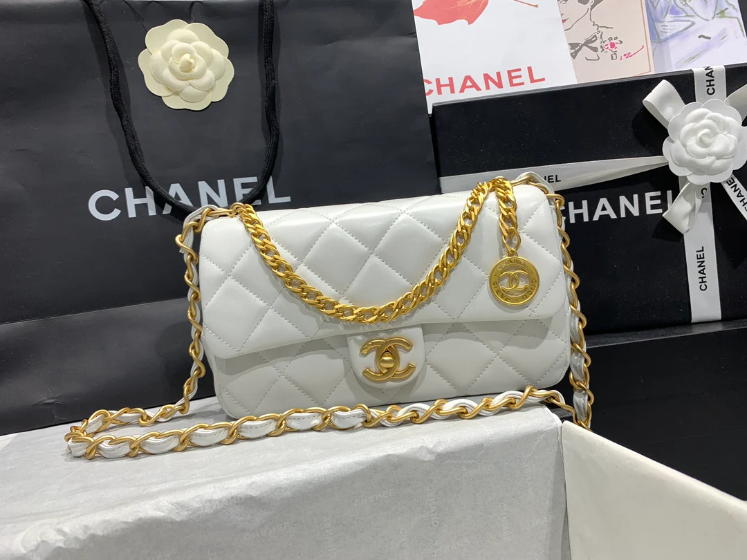 Новинка сезона весна/лето 2023 от Chanel - сумка Gold Coin CF, белая, большой размер.