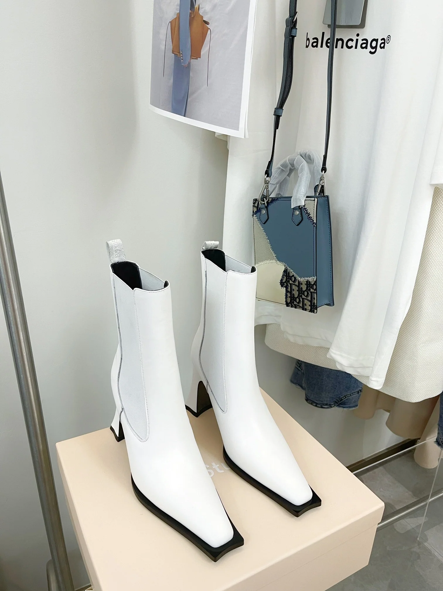 Кожаные сапоги Dior с острым носком на высоком каблуке - белые