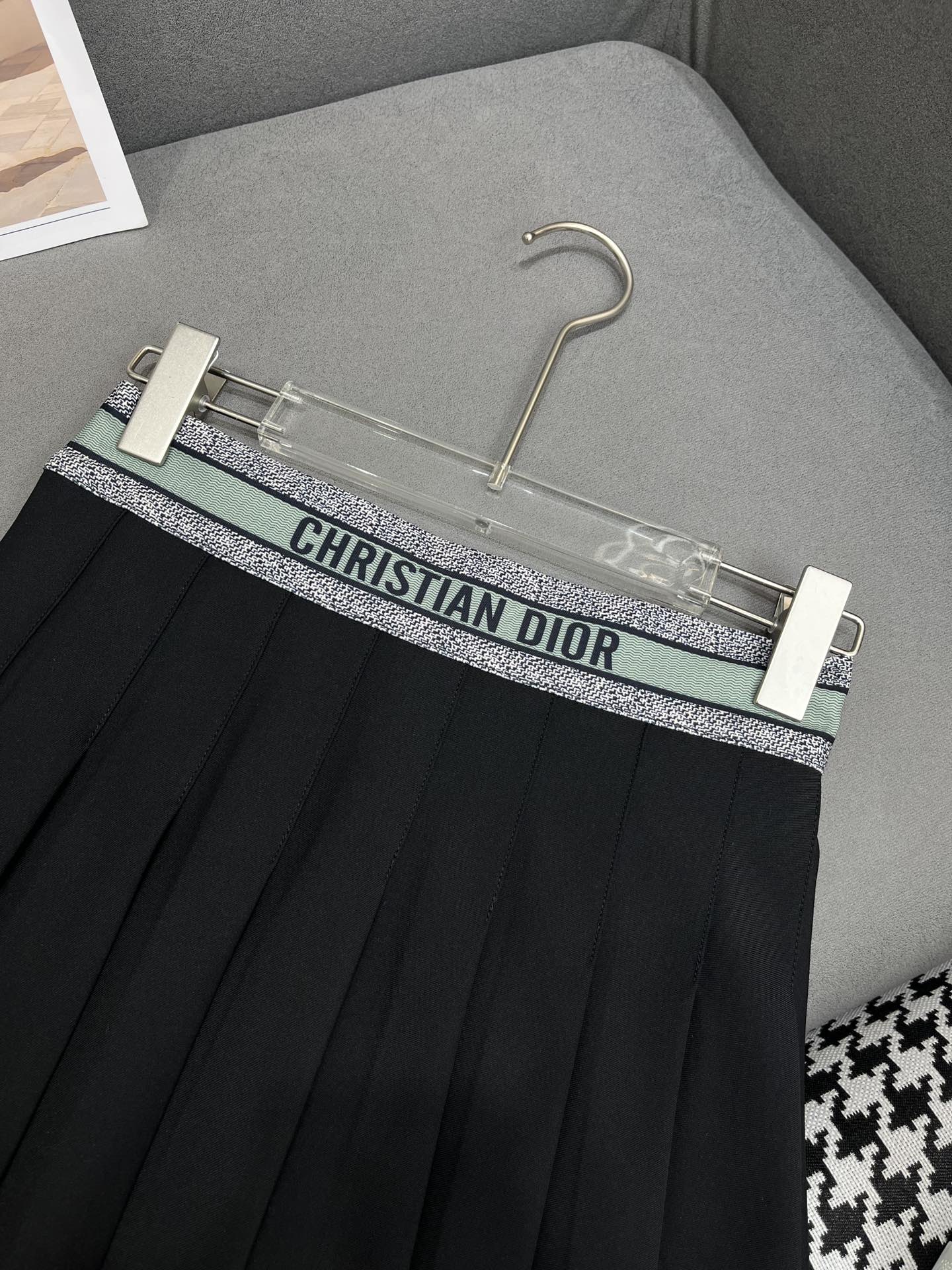 Новая плиссированная мини-юбка Dior весна/лето 2024 — зеленая.