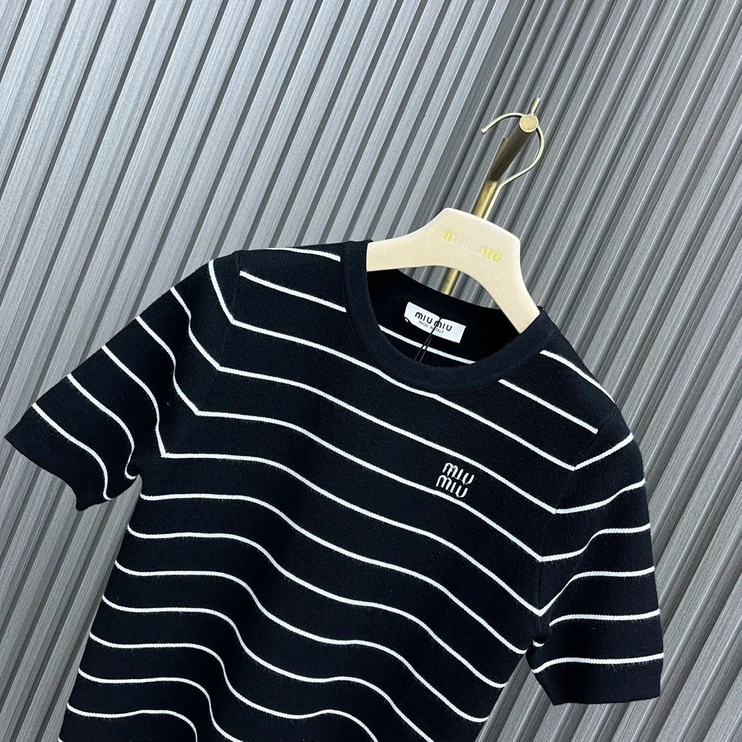 Miu Miu - 2404-24 Новинка: Футболка с круглым вырезом, полосатая, с коротким рукавом - Черная