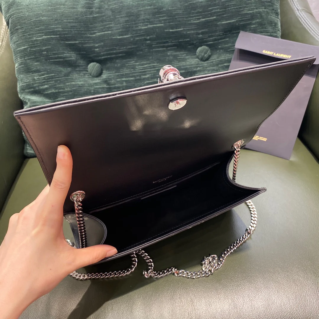 Черная сумка-кроссбоди YSL Kate с цепочкой и серебряной пряжкой