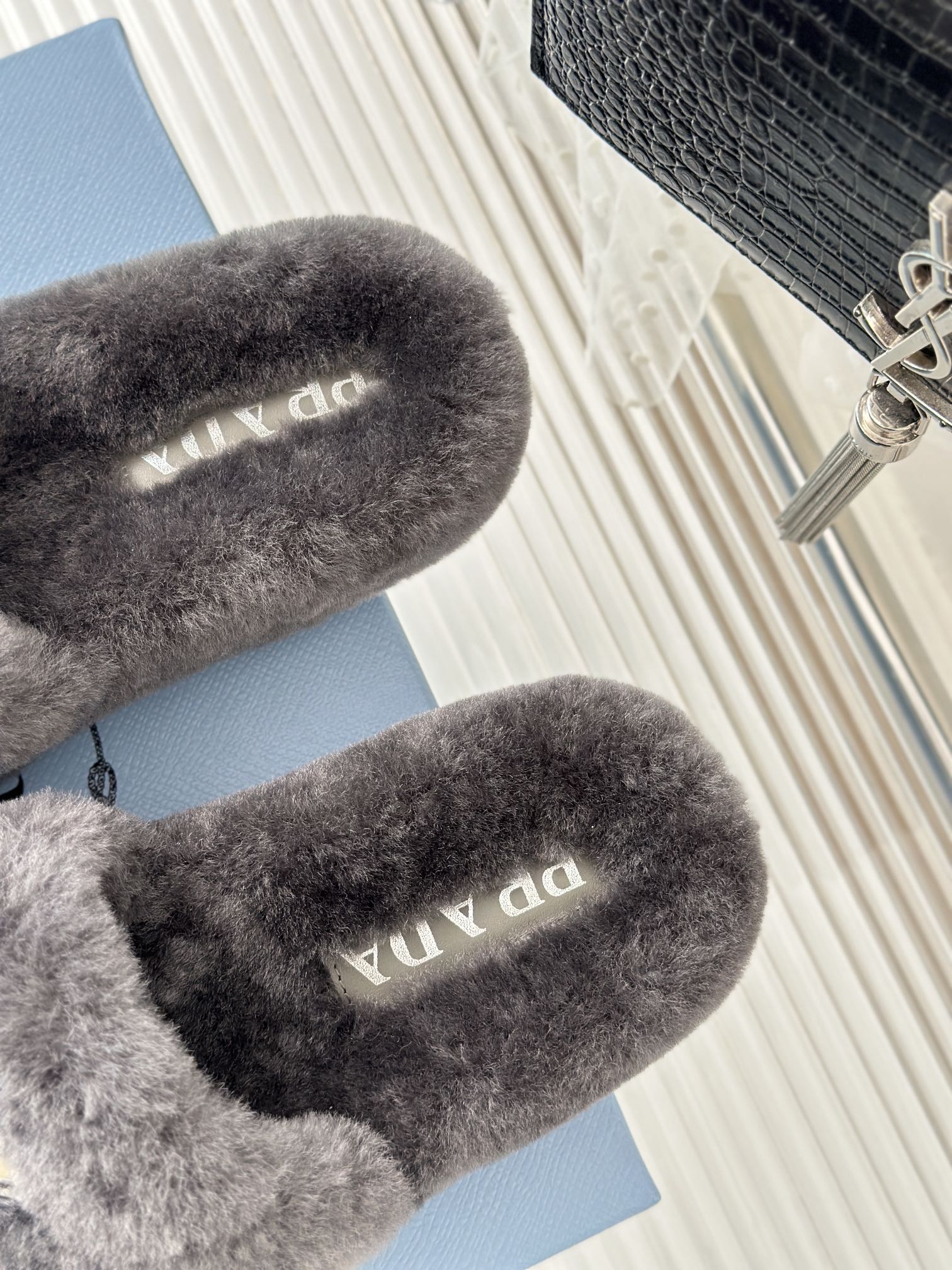 Новинка сезона осень/зима 2023 от Prada - Шерстяные тапочки - Железно-серый