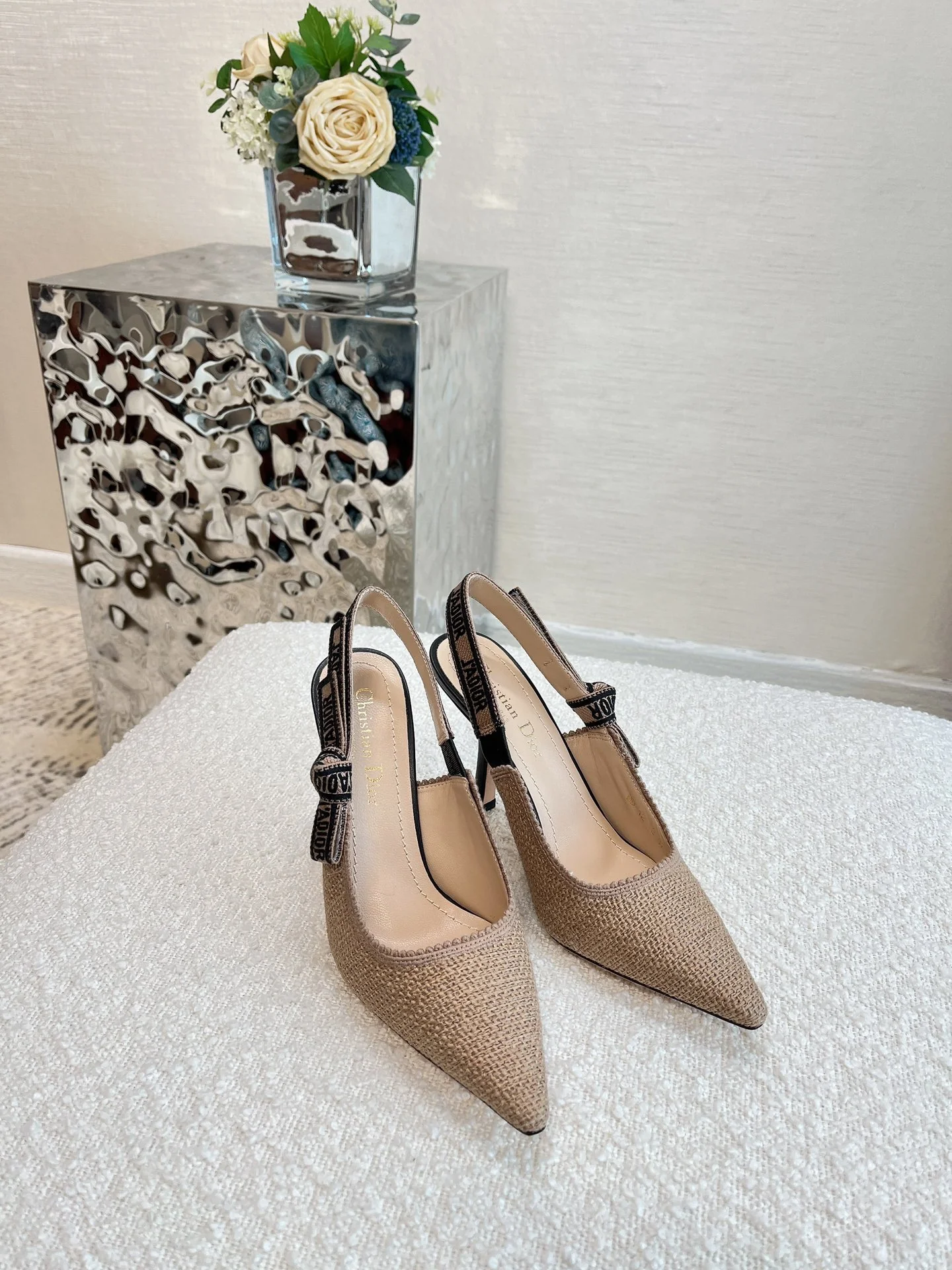 Новинка сезона весна/лето 2022 — туфли на каблуке с острым носком.