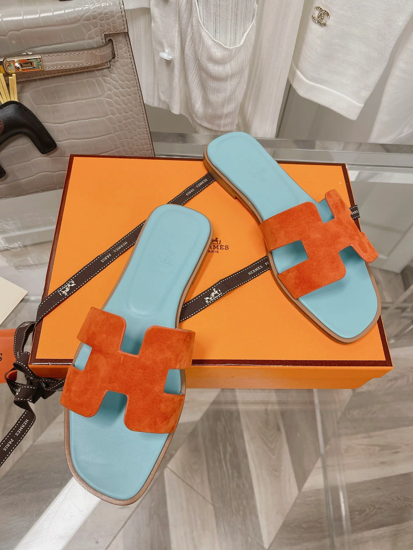 Новинка 2022 года от Hermes - Итальянские тапочки из оленьих рогов - Оранжево-синие