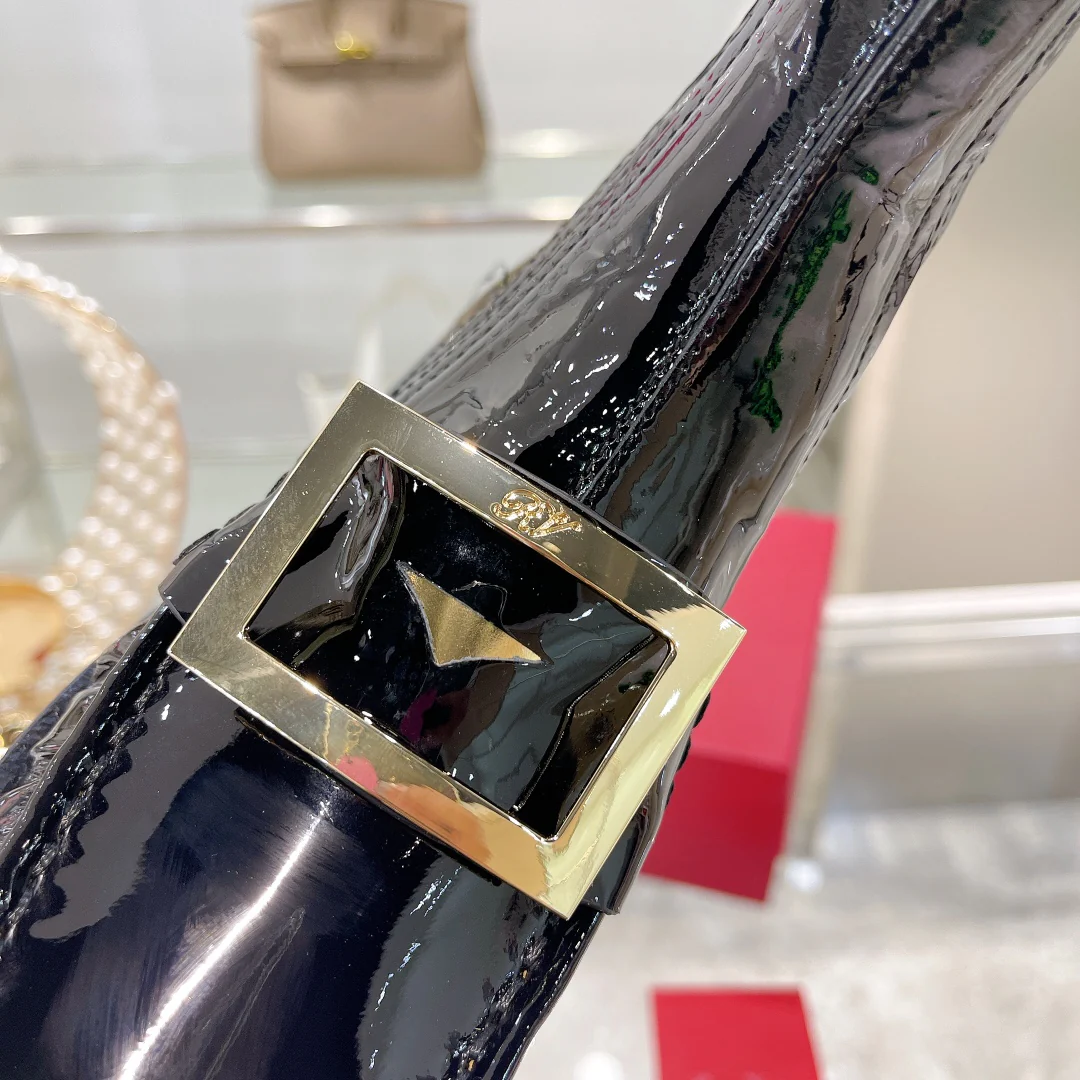 Лакированные ботинки челси с металлическими пряжками — черные.