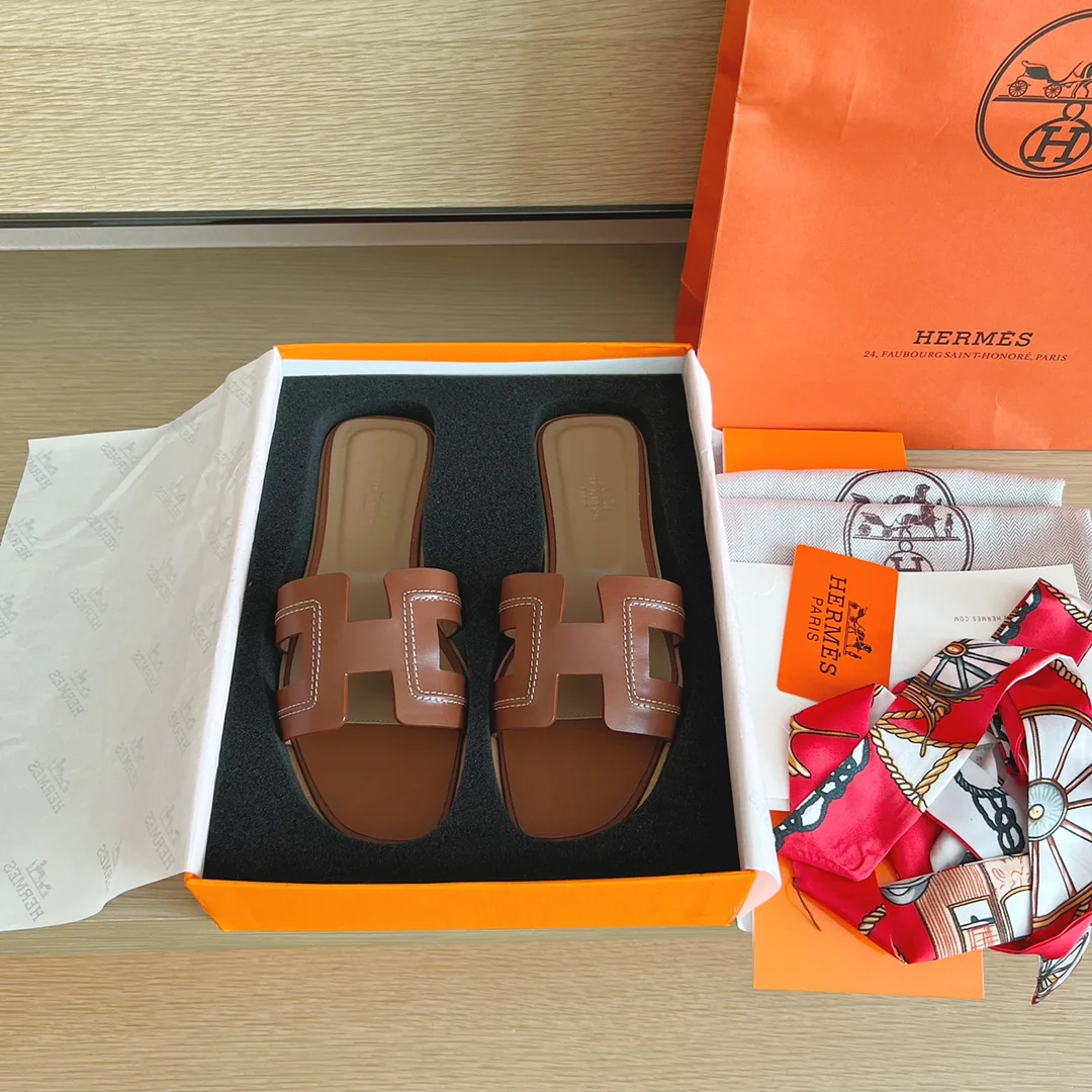 Классические домашние тапочки Hermes с буквой H — прошитая кожа — коричневые