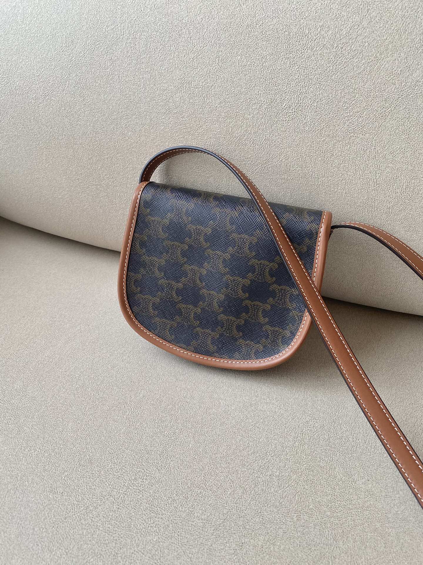 Миниатюрная сумка Celine Besace из кожи вагю с логотипом, желто-коричневая, с монограммой.