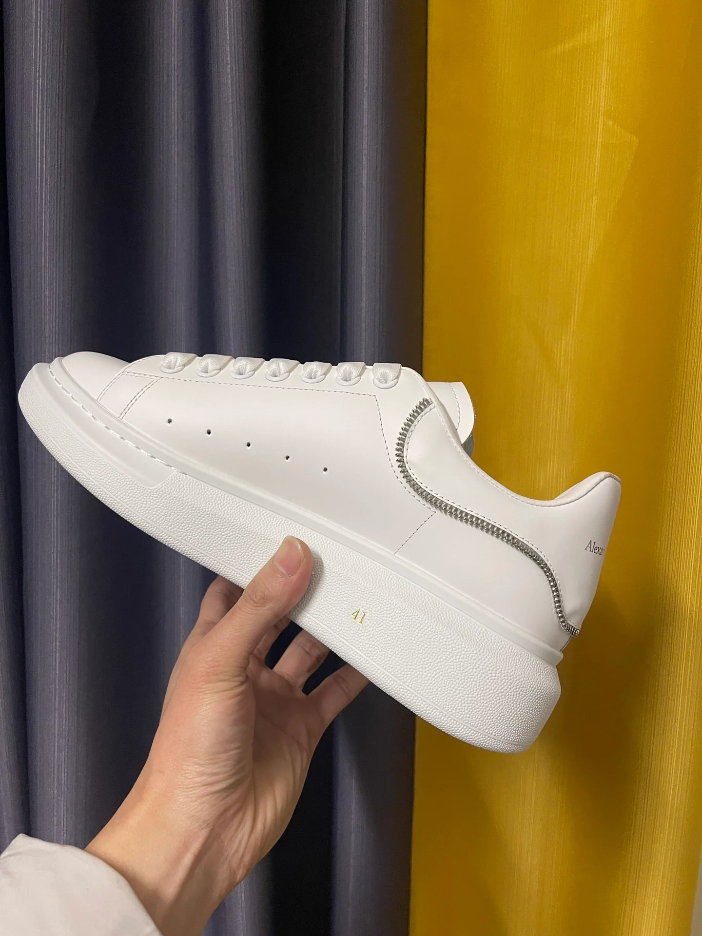 Классические белые кроссовки McQueen - унисекс - полностью из белой кожи с серебряной цепочкой на каблуке