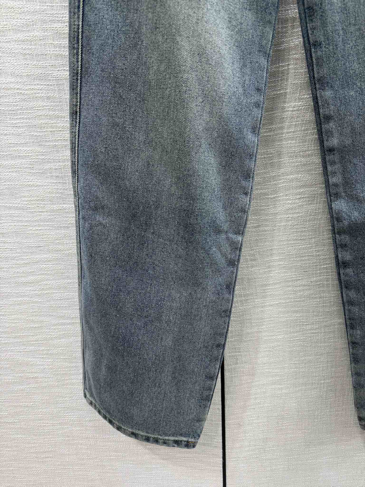 Джинсы прямого кроя Chanel 2403 с вышитой надписью