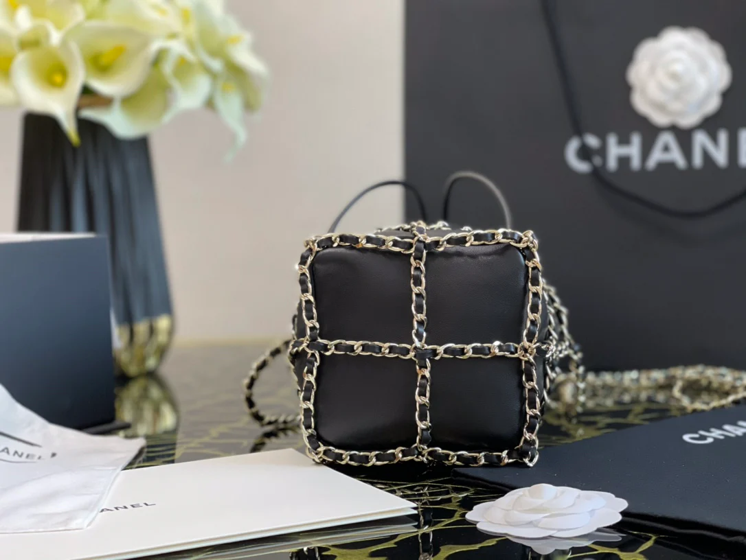 Маленькая сумка-ведро Chanel из овечьей кожи с завязками