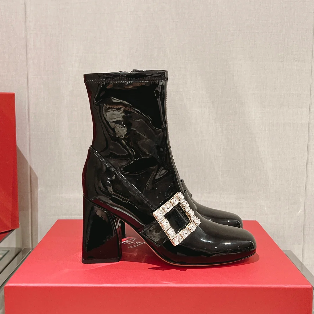 RV Shoes - Лакированные сапоги на высоком каблуке с пряжкой и стразами - Стразы Swarovski