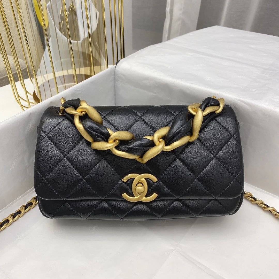 Сумка Chanel из полированной овечьей кожи с стеганым клапаном