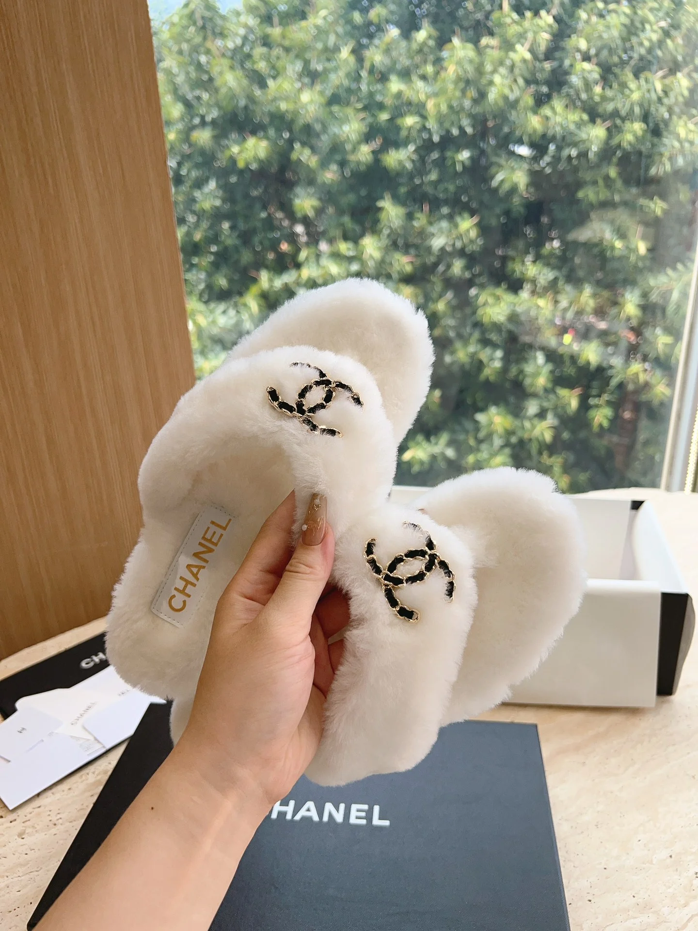Новинка 2023 года от Chanel - Меховые шлепанцы - Белые