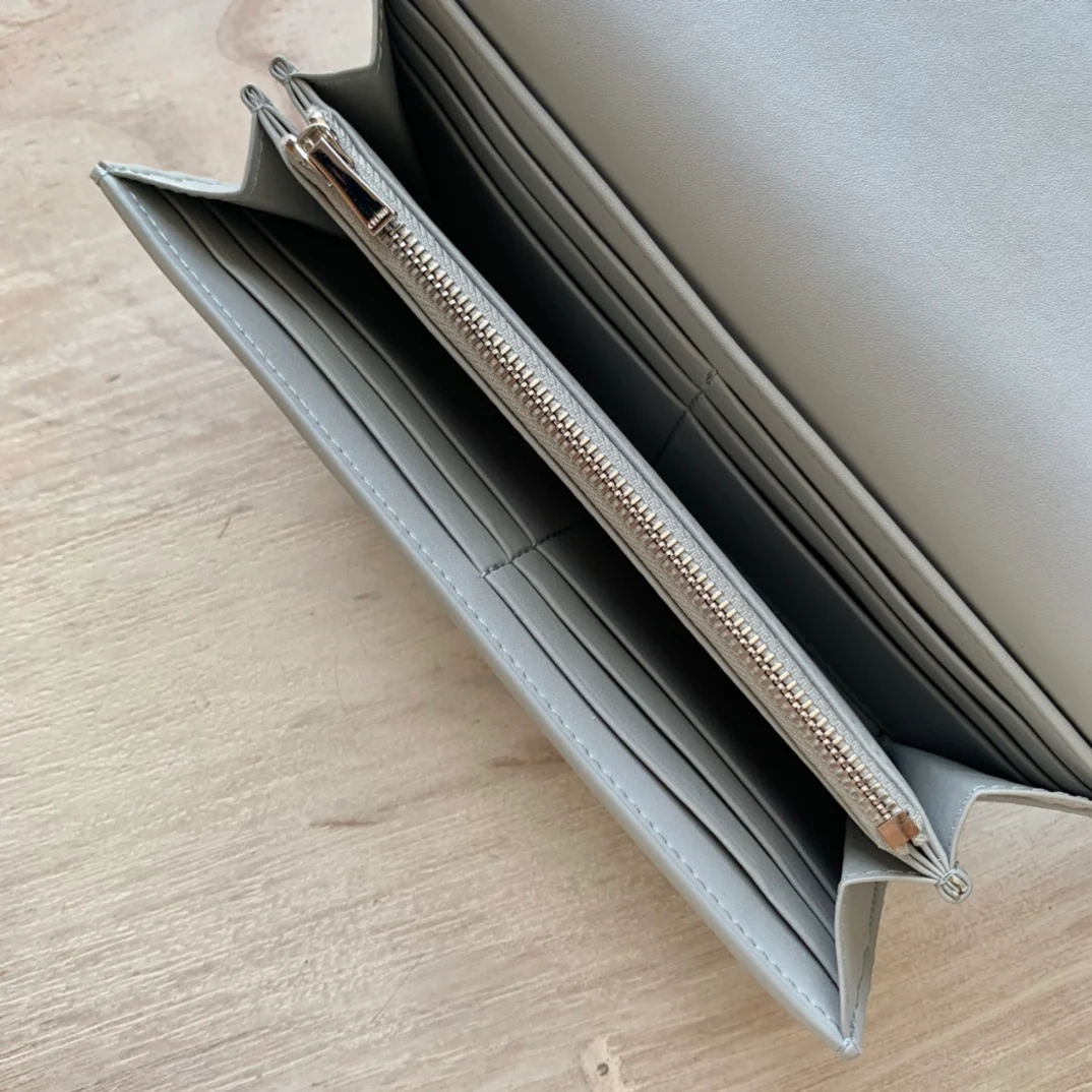 Celine TRIOMPHE 大号亮泽光滑羊皮革翻盖长夹