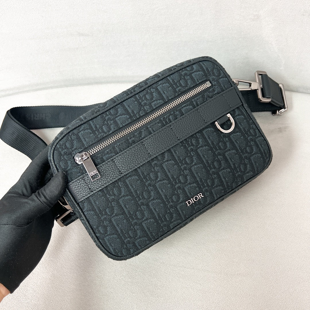 Сумка Dior Safari Monogram Jacquard Camera Bag, средний размер, цвет Midnight Black.
